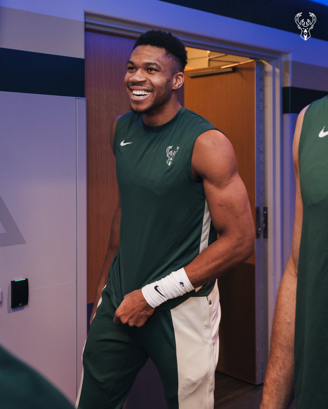 密尔沃基雄鹿迎中超关键赛；转会期迎来里程碑；引发热议；轮换策略成焦点的简单介绍